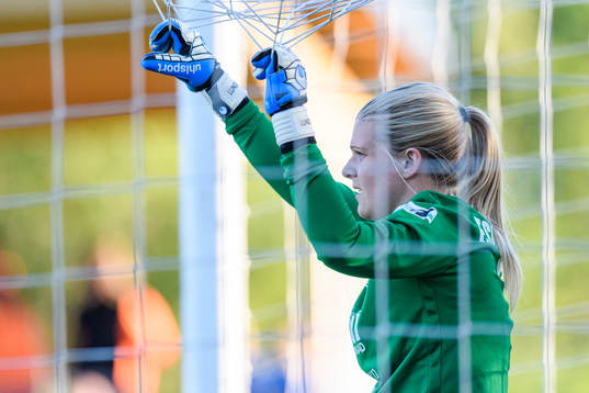 s målvakt Emelie Lundberg deppar