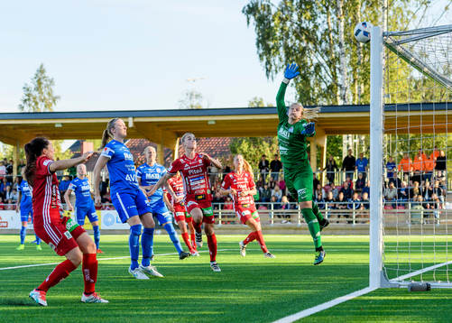 Piteås Irma Helin (ej i bild) skjuter i ribban