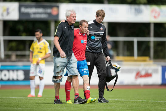 Helsingborgs Carl Wede får hjälp av planen