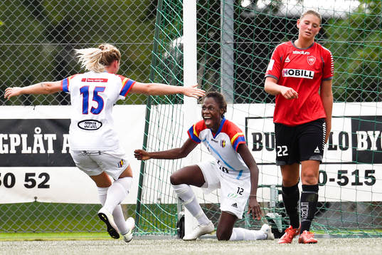 Hovås Billdals Valerie Obita och Malin Fors jublar