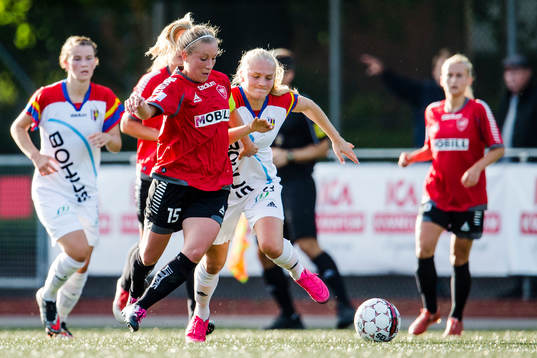 LB07s Mia Persson och Hovås Billdals Klara Andrup i duell