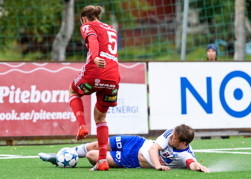 s Carl-Johan Norrbin tacklar Piteå:s Johan Hedström