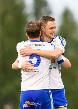 s Carl-Johan Norrbin och Tomas Eriksson kramar om varandra