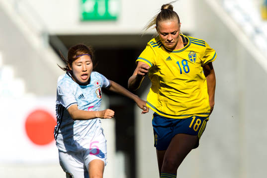 Sveriges Fridolina Rolfö jagas av JapansYuri Kawamura
