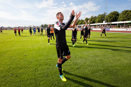 Örebros Robert Åhman Persson jublar