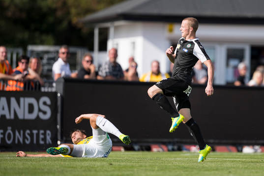Örebros Daniel Gustavsson gör 0-3 och Falkenbergs