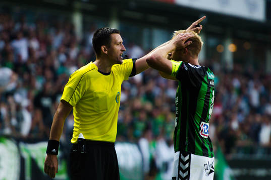 GAIS Steven Old får rött kort av domaren Nermin Cisic