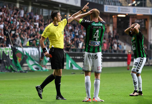 Domare Nermin Cisic gör rött kort till GAIS Steven Old
