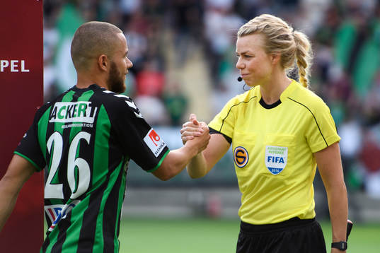 GAIS Malkolm Moenza tar i hand med linjedomare Julia