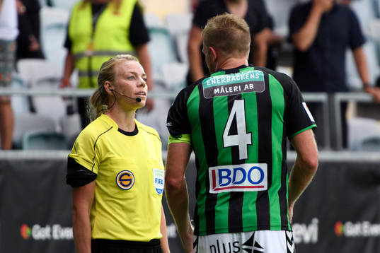 Linjedomare Julia Magnusson pratar med GAIS Steven Old