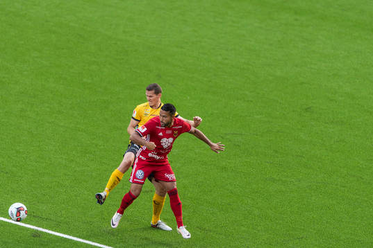 Elfsborgs Jon Jönsson och Östersunds Saman Ghoddos