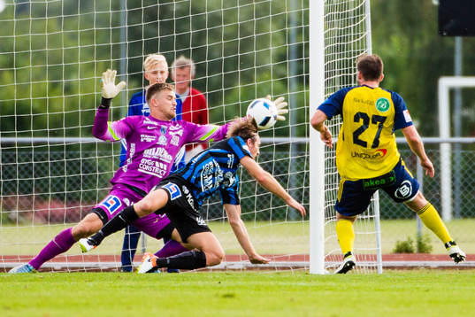 Sirius målvakt Lukas Jonsson räddar skott från