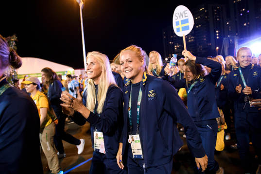 Sofia Jakobsson och målvakt Hilda Carlén