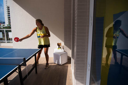 Handbollsspelaren Isabelle Gulldén spelar pingis i OS-byn