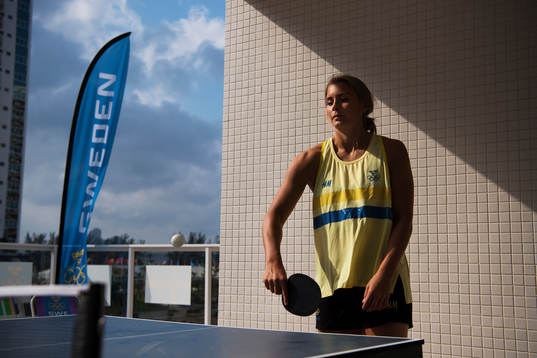 Handbollsspelaren Isabelle Gulldén spelar pingis i OS-byn
