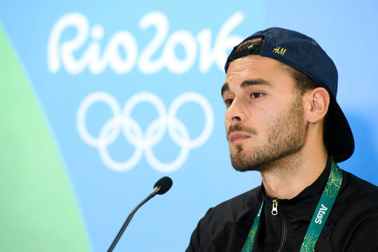 Sveriges Astrit Ajdarevic på en presskonferens