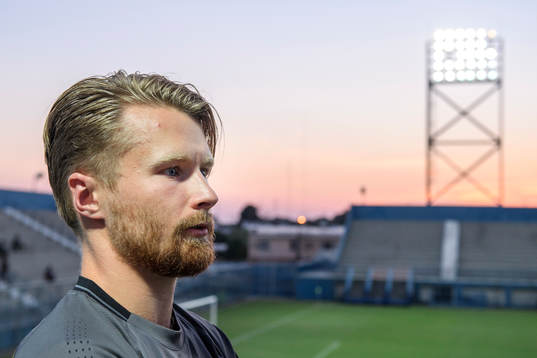 Sveriges Jacob Une Larsson blir intervjuad innan en