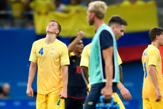Sveriges Joakim Nilsson deppar fotbollsmatchen mellan