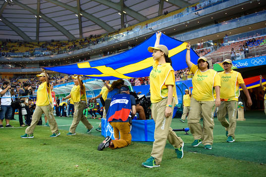 Den svenska flaggar bärs in på arenan innan