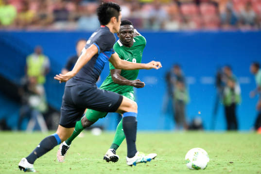 Nigerias Oghenekaro Etebo i fotbollsmatchen mellan Nigeria