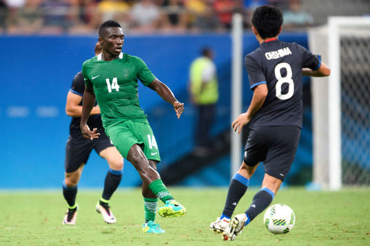 Nigerias Okechukwu Azubuike i fotbollsmatchen mellan