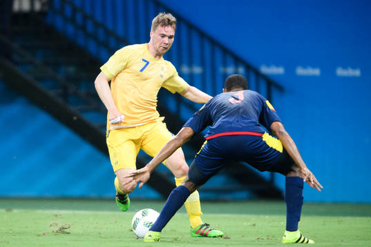Sveriges Simon Tibbling i fotbollsmatchen mellan Sverige