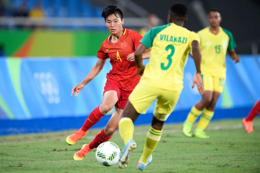 Kinas Chen Gao i fotbollsmatchen mellan Sydafrika och Kina