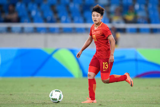 Kinas Fengyue Pang i fotbollsmatchen mellan Sydafrika och