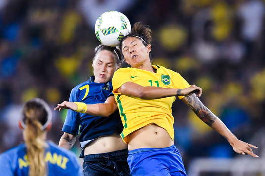 Sveriges Lisa Dahlkvist i en nickduell mot Brasiliens