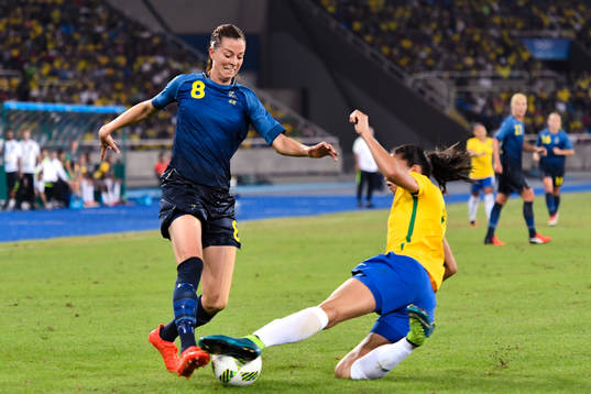 Brasiliens Rafaelle bryter anfall från Sveriges Lotta