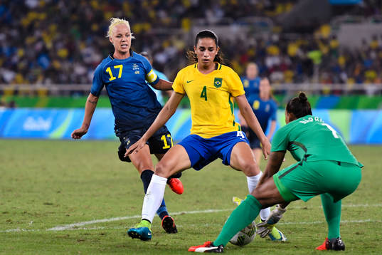 Brasiliens Rafaelle och målvakt Barbara försvarar mot