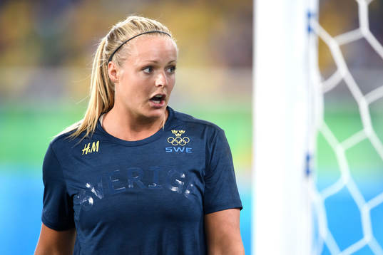 Sveriges målvakt Hilda Carlén innan fotbollsmatchen
