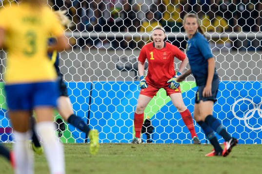 Sveriges målvakt Hedvig Lindahl i fotbollsmatchen mellan