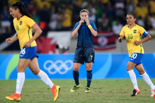 Sveriges Lisa Dahlkvist deppar i fotbollsmatchen mellan