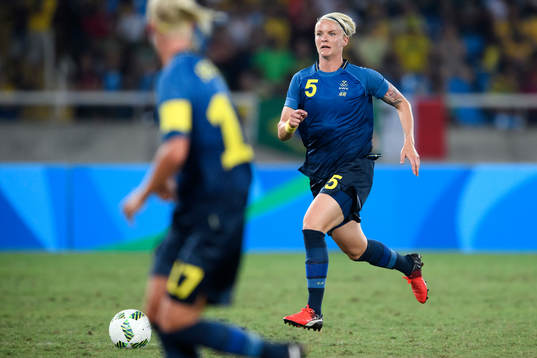 Sveriges Nilla Fischer i fotbollsmatchen mellan Brasilien
