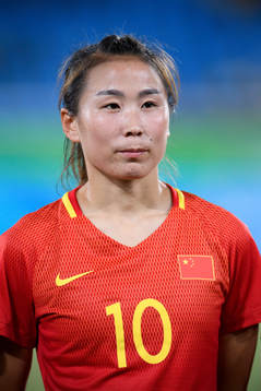 Kinas Li Yang vid lineup innan fotbollsmatchen mellan