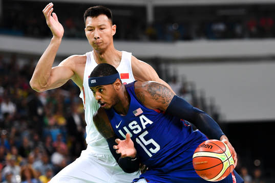 Kinas Jianlian Yi och USAs Carmelo Anthony