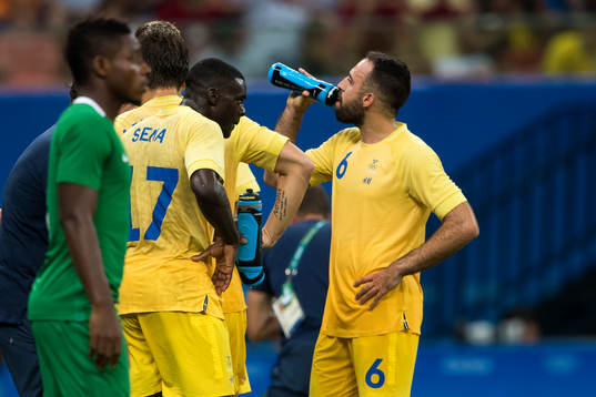 Sveriges Abdul Khalili dricker vatten i en paus