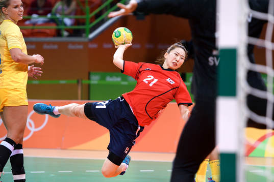 Koreas Eunbi Lee i handbollsmatchen mellan Sydkorea och