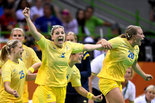 Sveriges Frida Tegstedt och Isabelle Gulldén jublar