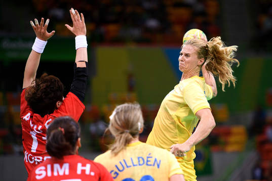 Sveriges Linnea Torstensson i handbollsmatchen mellan