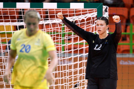 Sveriges målvakt Filippa Idehn jublar i handbollsmatchen