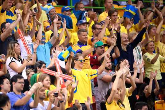 Den svenska publiken jublar i handbollsmatchen mellan