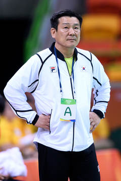 Koreas förbundskapten Young Chul Lim i handbollsmatchen