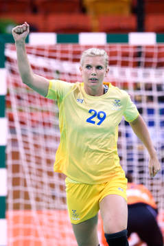 Sveriges Jenny Alm jublar i handbollsmatchen mellan