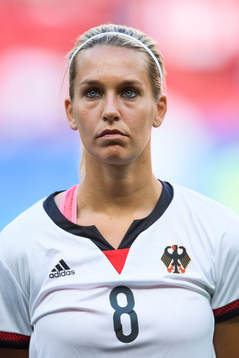Tysklands Lena Goessling vid lineup innan fotbollsmatchen