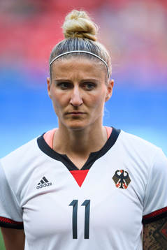 Tysklands Anja Mittag vid lineup innan fotbollsmatchen
