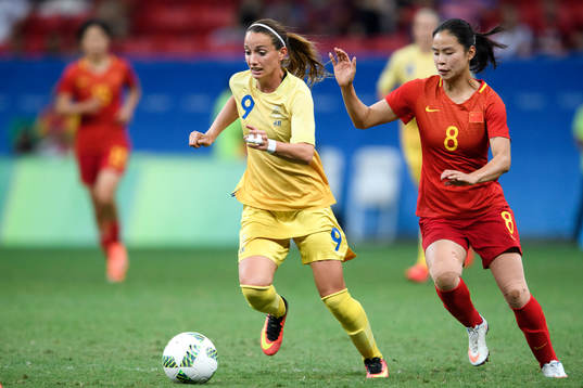 Sveriges Kosovare Asllani jagas av Kinas Ruyin Tan i