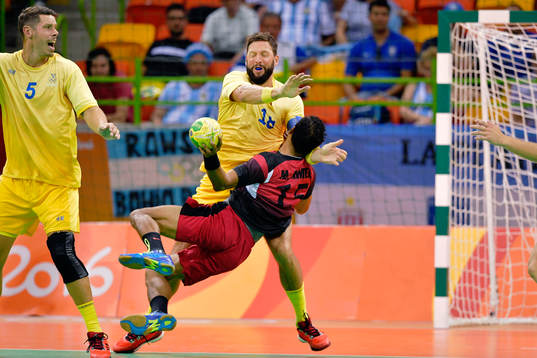 Sveriges Tobias Karlsson stoppar Egyptens Mohamed Amer