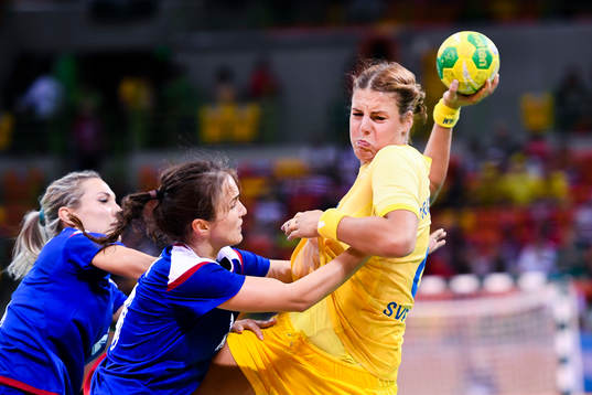 Rysslands Polina Kuznetsova och Anna Vyakhireva försvara